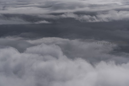 俯视视角下云朵如棉花糖般铺满天际