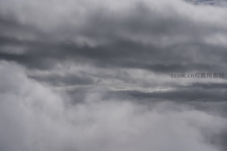 厚重云层间透出微光，营造神秘氛围