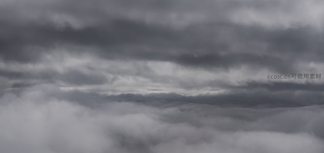 厚重云层覆盖天际，灰暗色调预示风雨将至