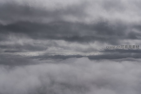 乌云压顶云雾缭绕，天地间弥漫肃穆气息