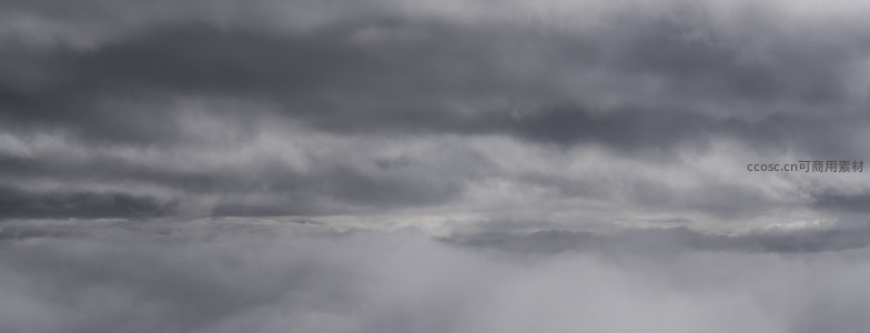灰云密布天穹无垠，云层流动如水墨画卷