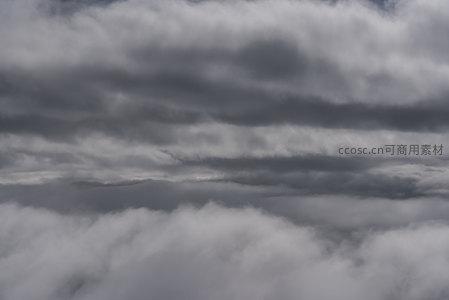 云涛汹涌遮蔽日光，苍茫天幕尽显自然威严