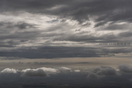 高空俯瞰厚重云层笼罩大地