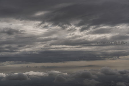 云海翻涌如墨染苍穹