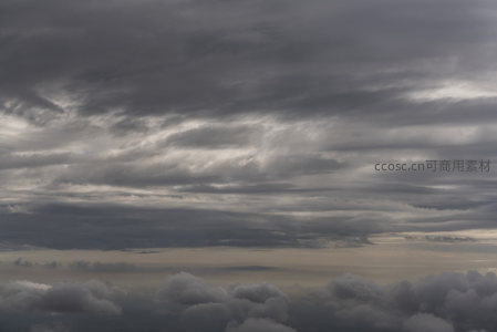 高空云层如巨兽匍匐天际