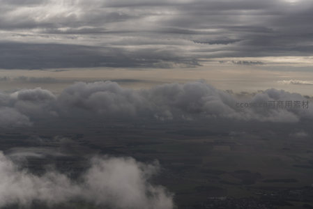 云层之下广袤大地若隐若现