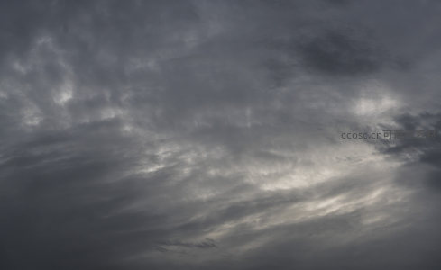 灰暗云层密布如戏剧幕布