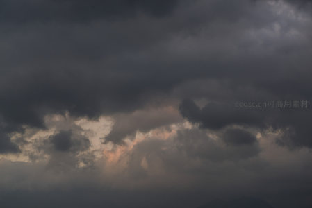 乌云密布的天空透出微光