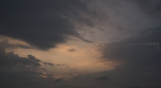暮色云层染上金色余晖