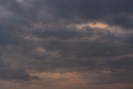 暗云翻涌间漏出一抹暖阳