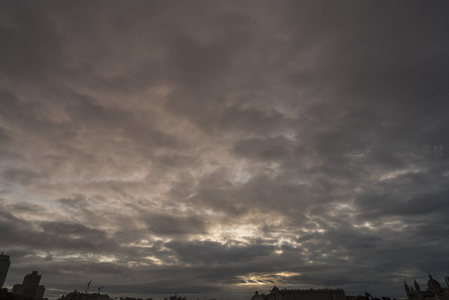 城市上空阴云密布的黄昏