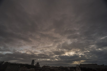 阴云笼罩的城市剪影黄昏