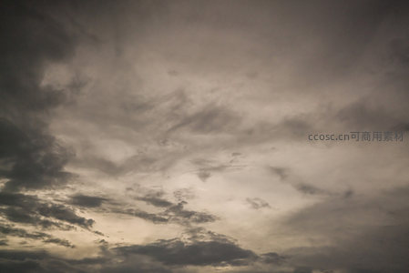 暮色苍茫云海翻涌，光影交织如画卷