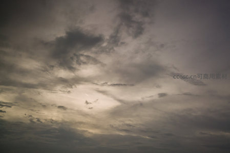 云隙透光如神启，天空上演光影魔术