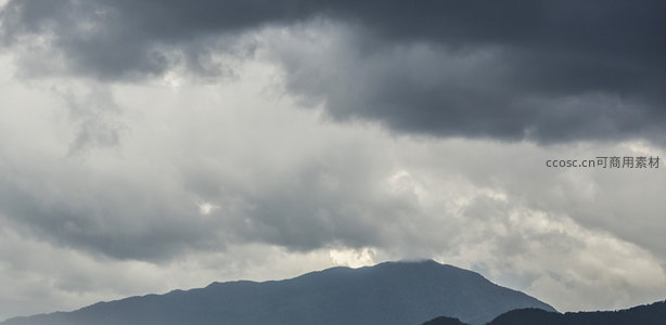 乌云压顶山峦隐现