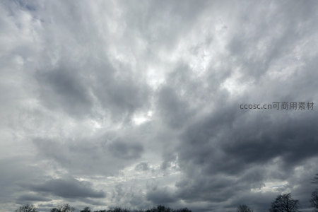 密布云层遮蔽日光