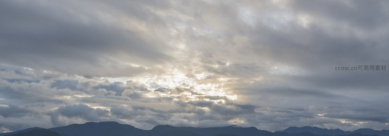云隙透光洒向群山