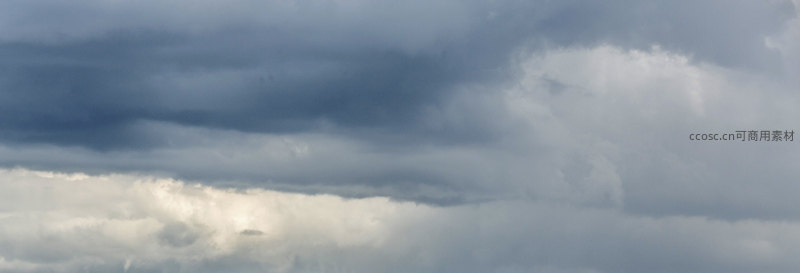乌云压顶，白光撕裂暗沉天幕