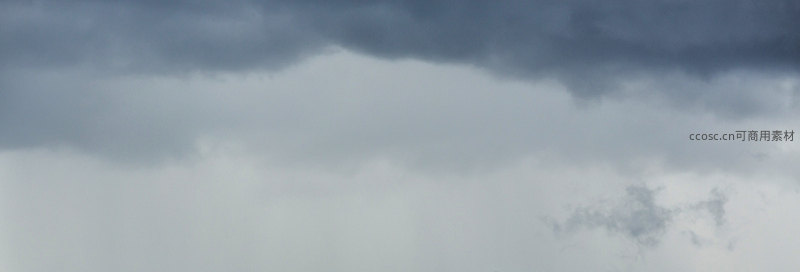 厚重雨云悬于天际，天地一片灰蒙