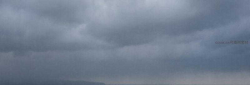 阴云密布天边，远方地平线若隐若现