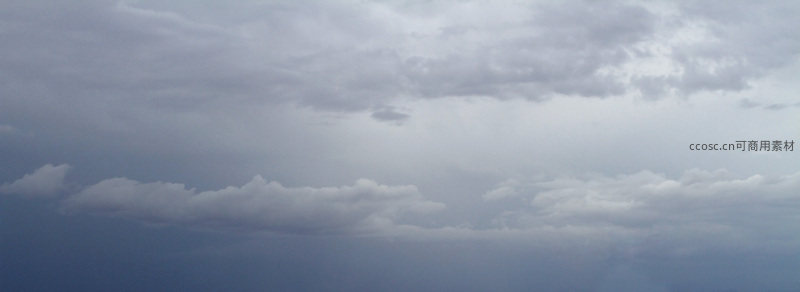 阴云密布的天空，预示着即将到来的暴雨。