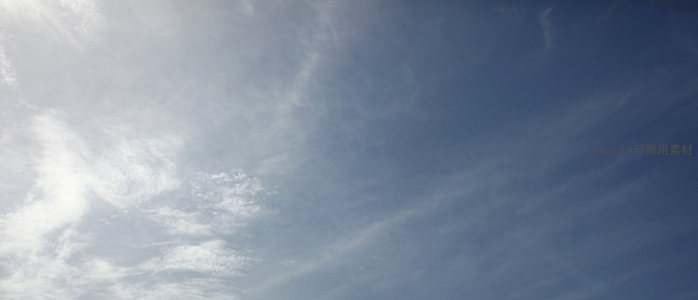 晴朗蓝天上的轻盈白云，如丝如絮般飘逸。