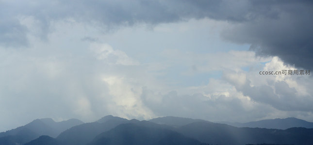 山峦叠嶂间云雾缭绕，光影交错如仙境。