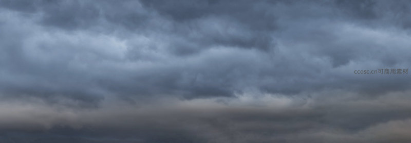 厚重乌云笼罩天际，预示风雨将至