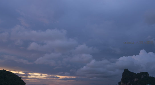 暮色山峦与云海相接，霞光初现
