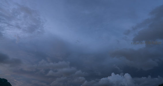 深蓝夜幕下云层流动，神秘莫测