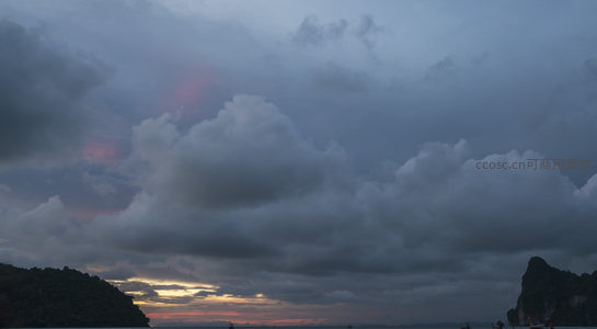 夕阳穿透云层染红天边，山影如画