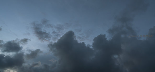 暗云翻腾聚成巨兽，天空戏剧性十足