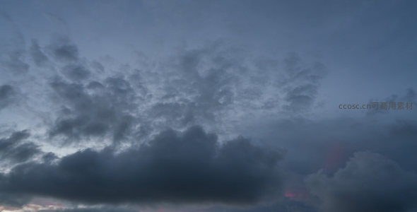 暮色中翻滚的乌云与霞光