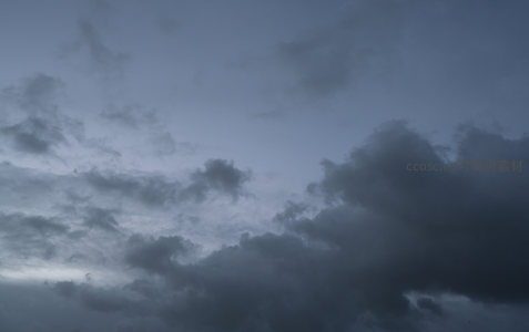 阴云密布，天空低垂欲雨