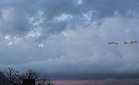 屋檐之上，晚霞隐现云海间