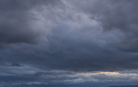 暴风雨前奏，云海翻腾映霞光一线