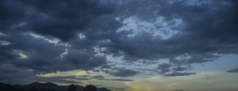 山峦剪影下，暮云低垂染金边