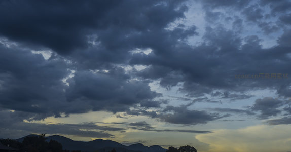 云幕低垂覆山野，夕照温柔破云层