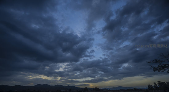 暮色苍穹，乌云压境山峦静默