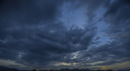 暗云翻涌，天边余晖透出希望