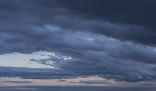 低垂云幕，暮光轻抚大地边缘