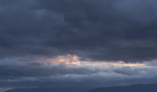 云隙金光，穿透阴霾照亮山河