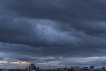 城市上空，乌云如巨兽俯瞰楼宇