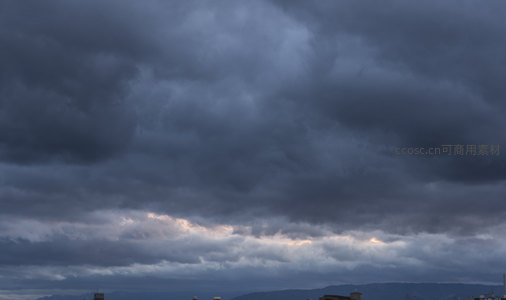 暗云翻涌，远处山峦隐约透出微光