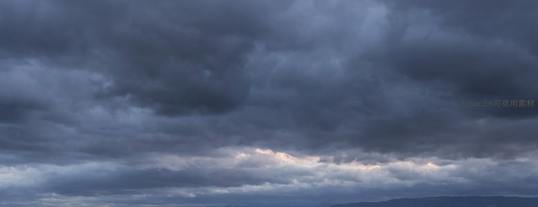 广角视角下的雷暴云层，气势磅礴如海啸