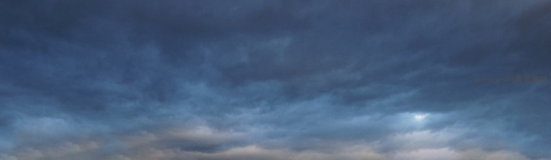 暮色苍穹，云层缝隙中透出最后一缕阳光