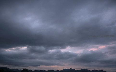 山峦剪影下，乌云与霞光共舞的黄昏