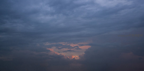 晚霞穿透云海洒落金辉