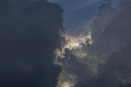 阳光撕裂乌云照亮苍穹