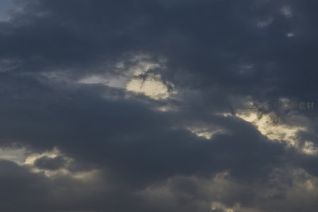 暗云密布间透出银白光斑
